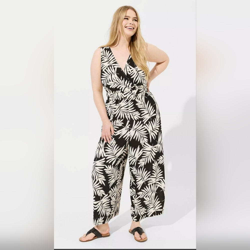 Plus Size Black and White Leaf Print Jumpsuit